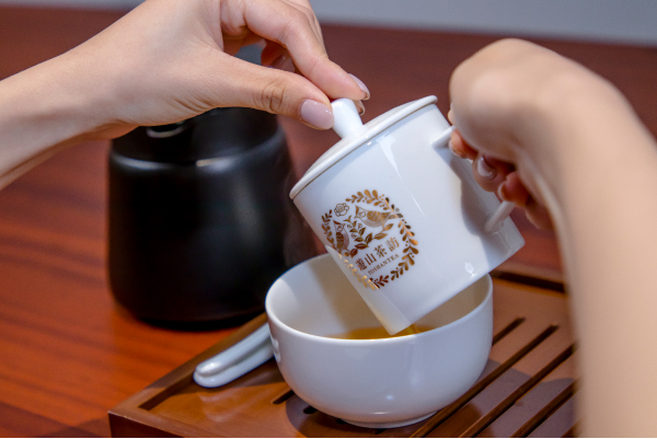 提供國際標準審茶杯組，讓學員更加深入茶文化。